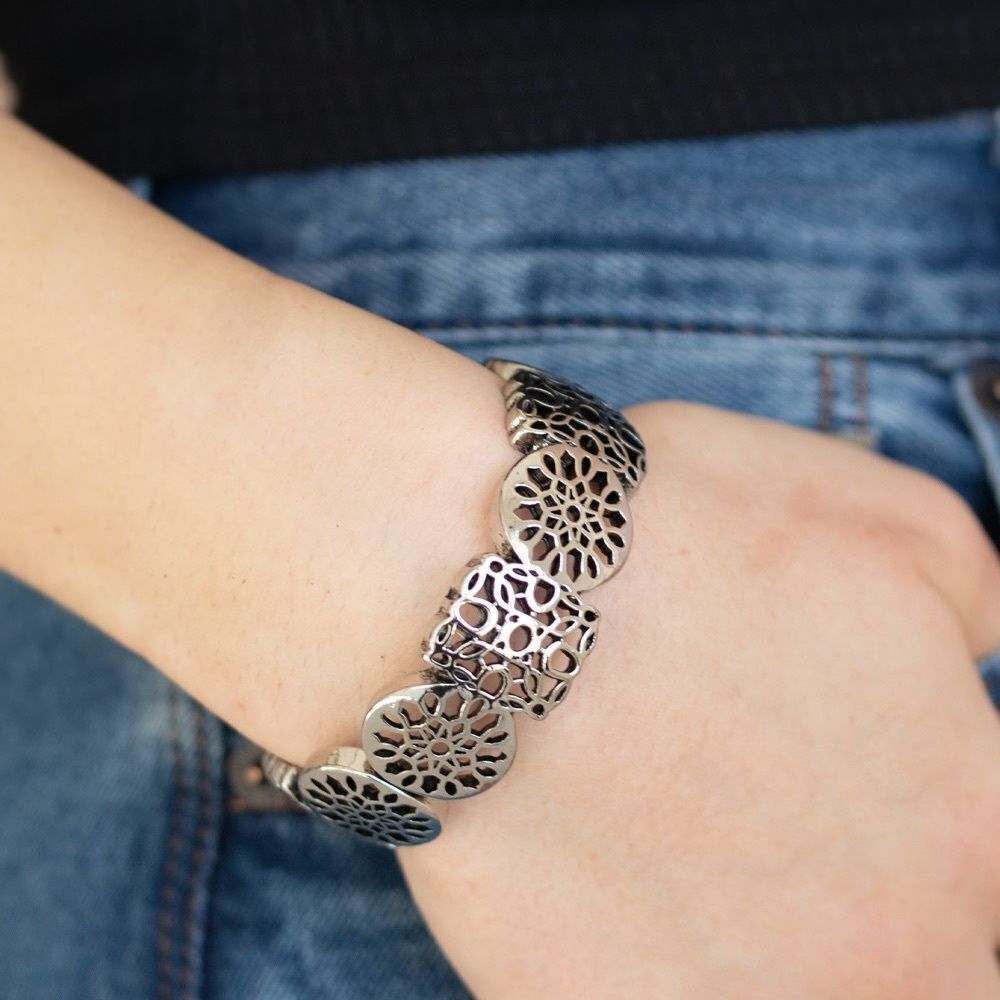Silver fashion jewelry floral type pattern clamshell closure
